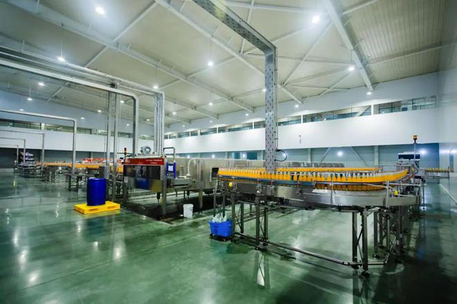 兩大可樂漲價(jià) 國產(chǎn)汽水發(fā)力 今夏汽水市場競爭激烈